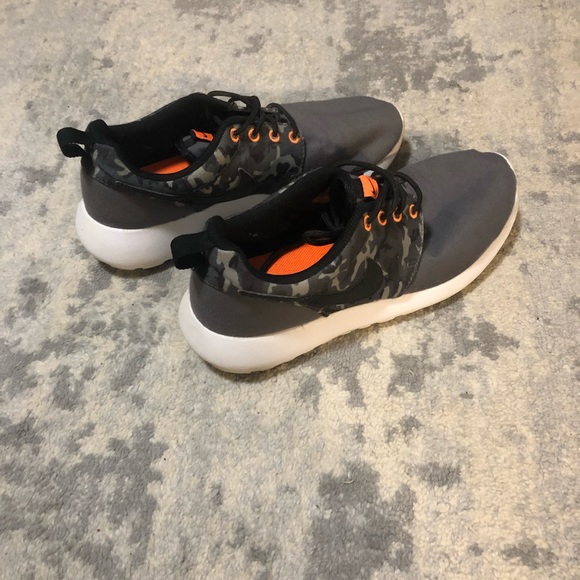 Nike Shoes - Nike Roshe Run